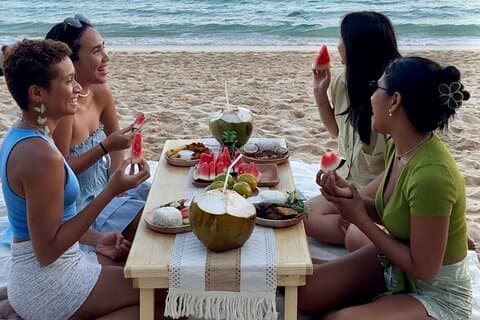 Lyxig flykt till Uluwatu dolda stränder picknick och solnedgång Kecak