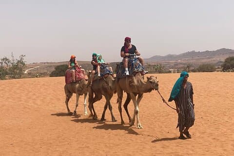 アガディールでのラクダまたは馬の乗馬
