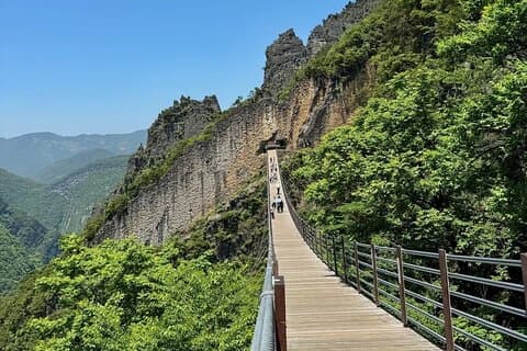 2 - Tag Chongqing : Relikt aus dem Kalten Krieg, Waldpark und natürliche Brücken