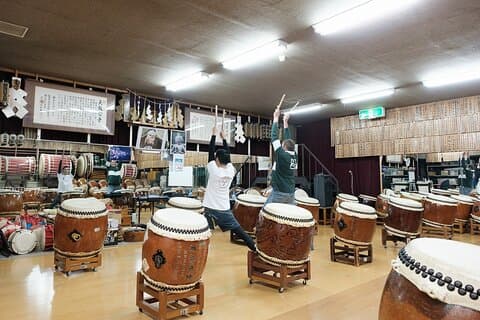 Para principiantes Clase corta de taiko en Osuwa Daiko Dojo
