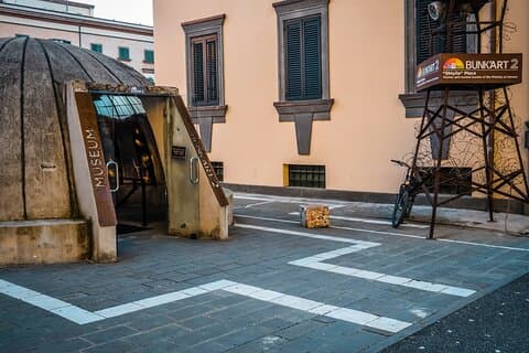 Tiranas kommunistiske fortid; lille gruppe vandretur