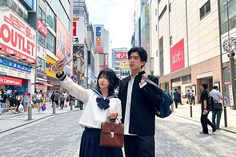 Akihabara i japansk skoleuniform