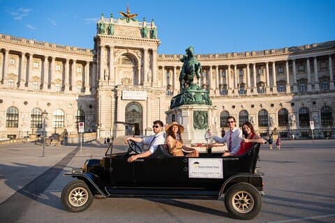 Tour panoramico della città di Vienna e pranzo gourmet in un classico Oldtimer