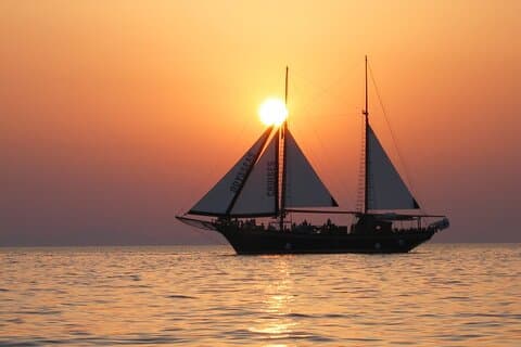 Crucero al atardecer por Santorini en Caldera