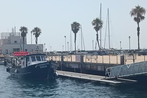 Crucero de 90 minutos por Cascais Coastal Secrets con vino y cerveza gratis
