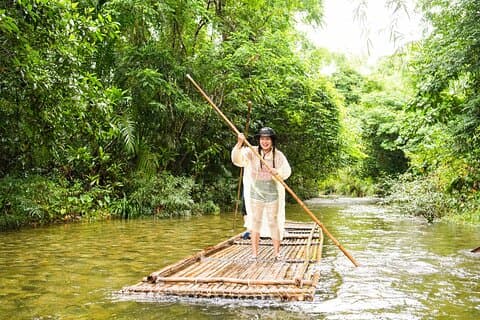 Experiência de rafting de bambu da selva tropical em Khao Lak
