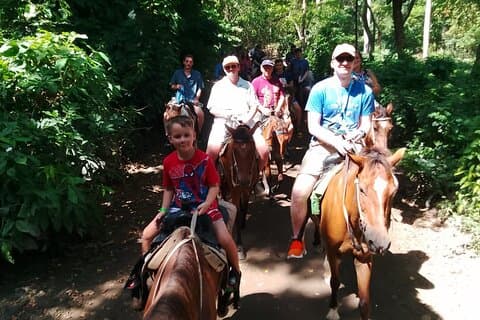 Randonnée à cheval à travers la campagne dominicaine au départ de Puerto Plata