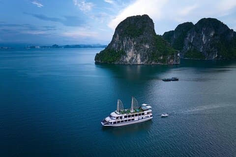 Crucero de un día por la bahía de Halong : Jacuzzi, almuerzo, cueva, kayak & Sunset Party
