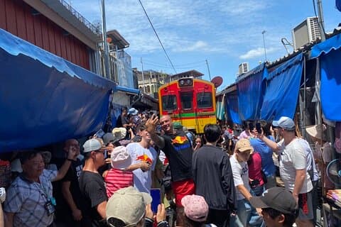 Eintägige SUVTour Bangkok Wahrzeichen bis Railway & Floating Markt.