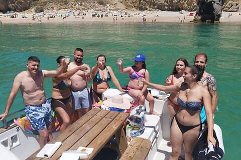 Paseo en barco por Sesimbra a playas y bahías secretas