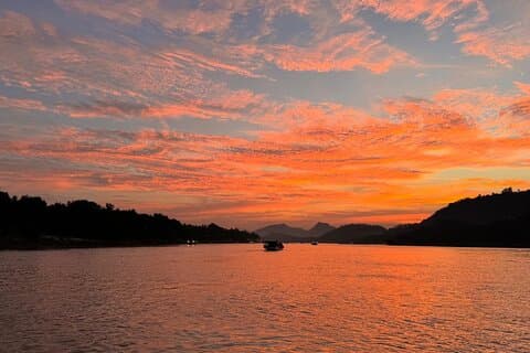 Mezza giornata in kayak e grotte di Pak Ou con tramonto