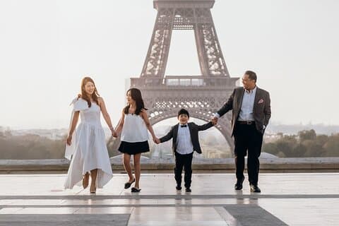Eiffel Tower Private Photoshoot With a Professional Photographer