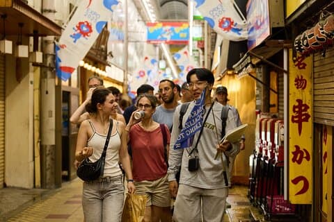 Excursión a pie nocturno por el lado oscuro de Osaka en Shinsekai
