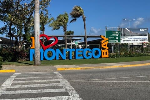 Prise en charge/départ à l'aéroport vers tout complexe touristique/Airbnb à Montego Bay