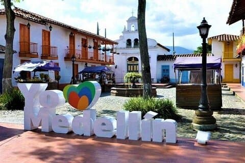 2-daagse gedeelde tour in Medellín, Guatapé en Comuna 13