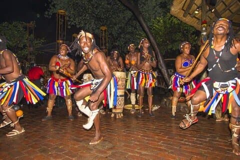 Afrikaanse eet- en drumshow in The Boma Within Gusu Forest