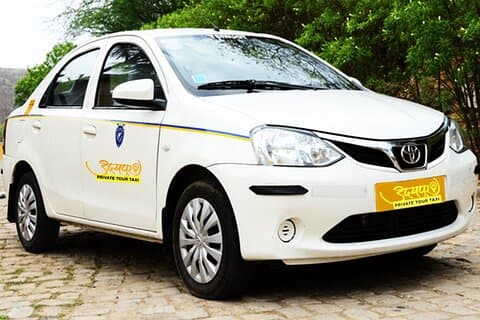 Privétransfer van Udaipur naar Jaipur Enkele reis met Pushkar-bezoek