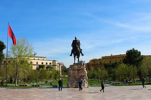 Tirana: passeio a pé pela história