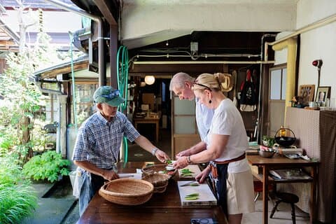 Classe de culinária japonesa com família local na cidade velha de Takayama