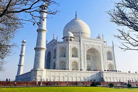 電車でジャイプールで終わるデリーからアグラのタージ・マハルへの日帰り旅行