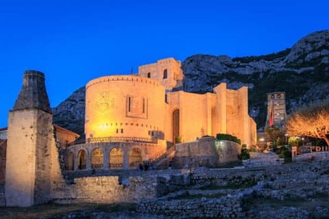 Kruja om natten: Castle & Bazaar Tour fra Durres eller Golem