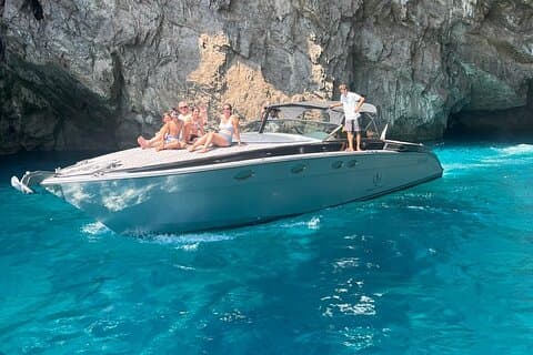 Exklusiv Capri heldagsflykt med privat yacht från Sorrento