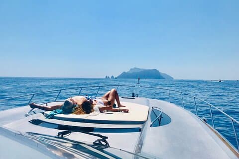 Segeln Sie stilvoll : Ganztägige private Yachttour Capri & Amalfiküste!