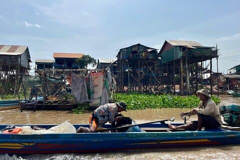 Eine Reise nach Tonle Sap durch Kampong Phluk Floating Village