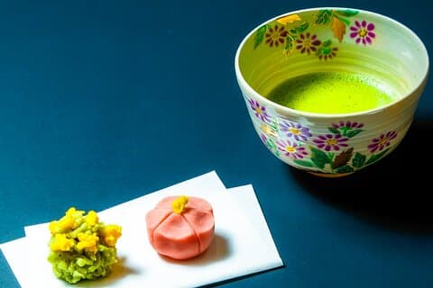 Elaboración de dulces tradicionales japoneses y ceremonia del té.