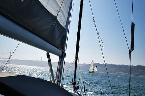 Tour en velero por la mañana en el río Tajo de Lisboa
