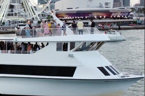Fiesta en barco en Miami con barra libre gratuita y DJ en vivo