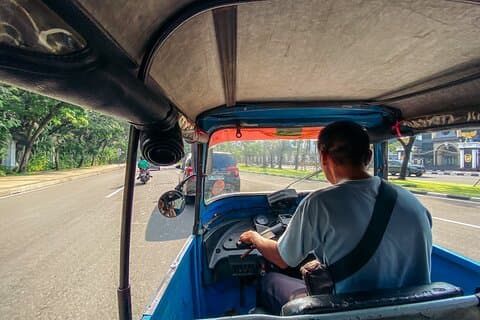 Jakarta Halvdagstur Bajaj opplevelse og lokal mat testing