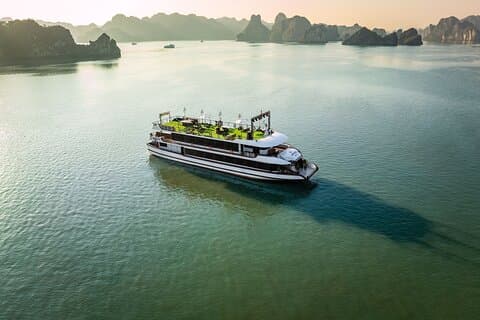 Ambrose Cruise Halong Bay: Buffet frokost, kajak og solnedgang
