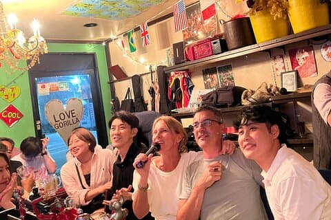 Conheça os moradores locais e cantem karaoke em um bar escondido em Fukuoka