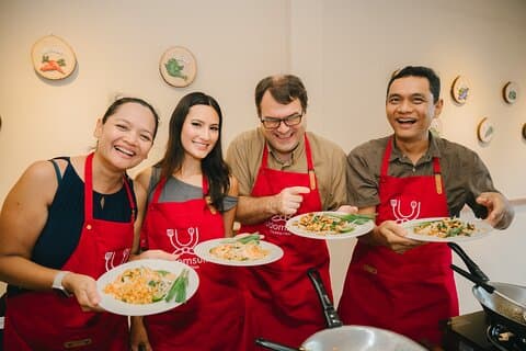 Bangkok Udomsuk Thai Cooking Class with Local Market Tour