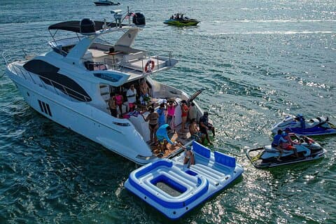 Miami Luxury Yacht Charter avec jetskis et jouets aquatiques