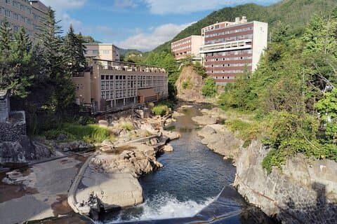 Sapporo : Paseo Jozankei Onsen con visita al Templo y Cueva