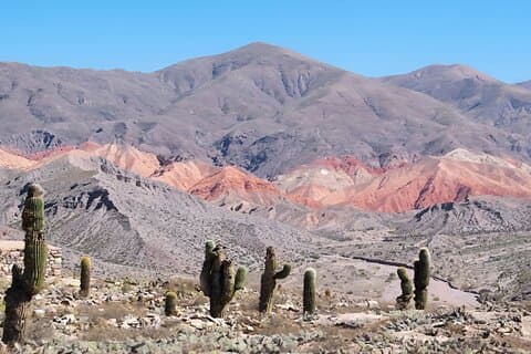 Hornocal und Salinas Grandes: Himmel, der die Erde umarmt