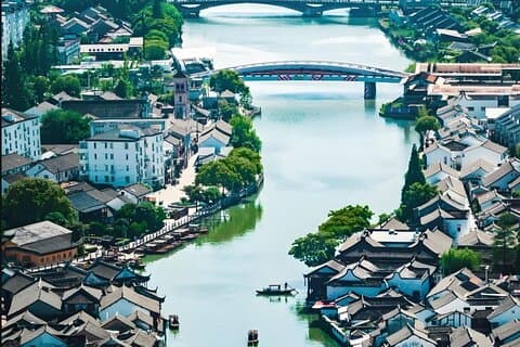 Rota famosa de Xangai com a cidade de Zhujiajiao e o cruzeiro do rio Suzhou