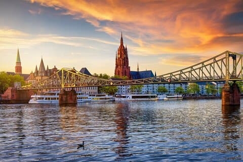 Hämtning på Frankfurts flygplats och 1 timmes sightseeingtur i staden