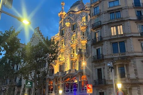 Barcelona: Excursão guiada pela cidade com transporte local - Metro, Ônibus, Tram