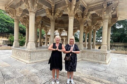 Visita turística privada de día completo a Jaipur con guía en coche