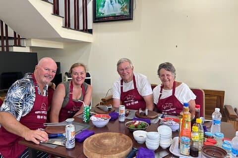 Hånd på vietnamesisk madlavning klasse med Ms hanh