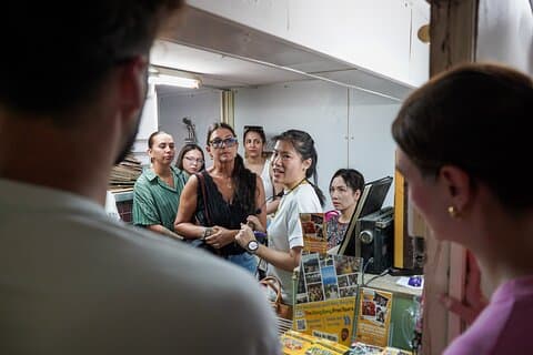 香港のダークサイド-九龍ケージホームズウォーキングツアー