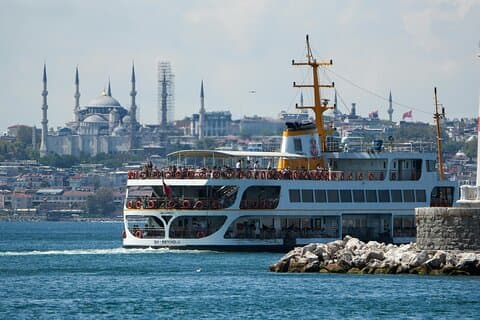 Istanbul Full-Day: Spice Bazaar, Ferry to Kadikoy & Street Food