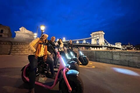 Tour notturno per piccoli gruppi a Budapest sugli e-Scooter MonsteRoller