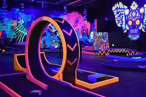 Mini golf en la oscuridad en Queenstown