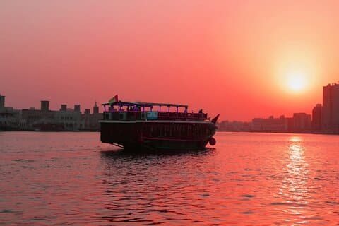 Disfruta de un crucero con cena de hasta 1,5 horas en Deira Creek Dubai