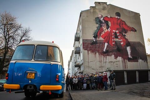 Descubra o lado escuro de Varsóvia no distrito de Praga de ônibus retro