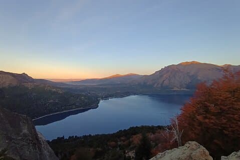Guidet vandretur i Bariloche ved solnedgang blandt Lengas